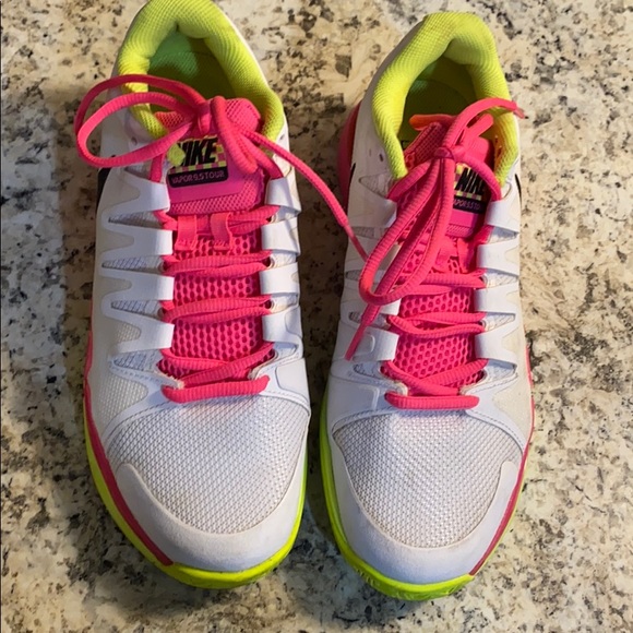 Nike - Picture 2 of 5